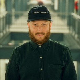 Kiosk bei Nacht mit Johannes Albert - LICHTMEILE 2025